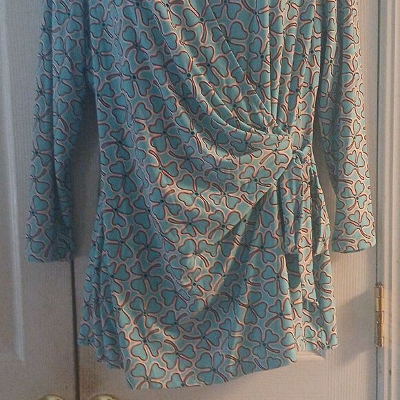 Anne Klein faux wrap blue clover print blouse top light siren blue  Sz L NWOT - Picture 2 of 9